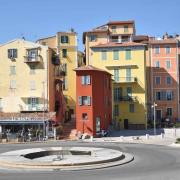 Façades colorées vues depuis la digue