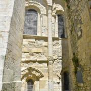 Feneêtres de la nef, en bas celles de la crypte
