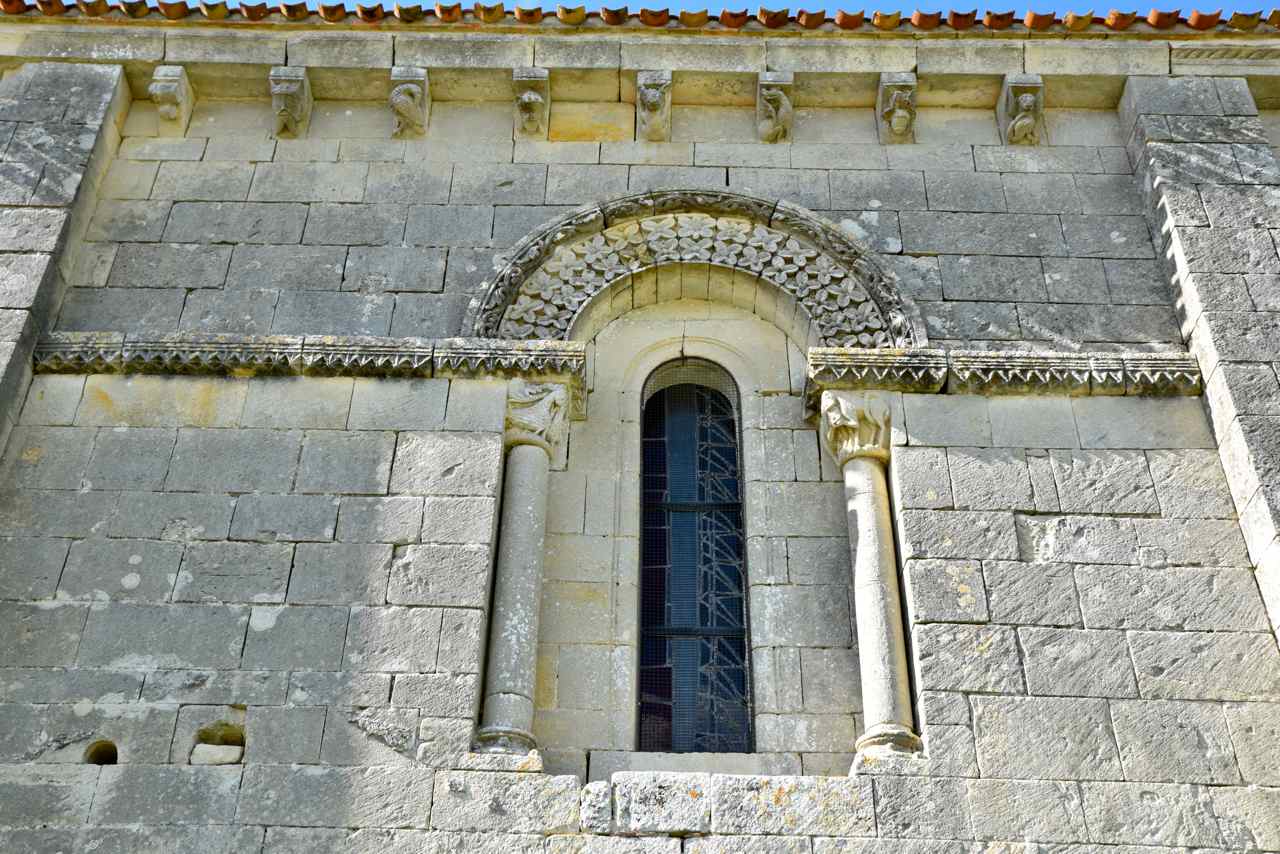 Façade sud sa fenêtre et les modillons sculptés