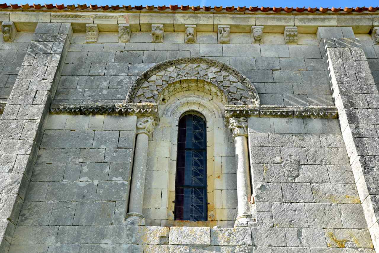 Façade sud sa fenêtre et les modillons sculptés-2