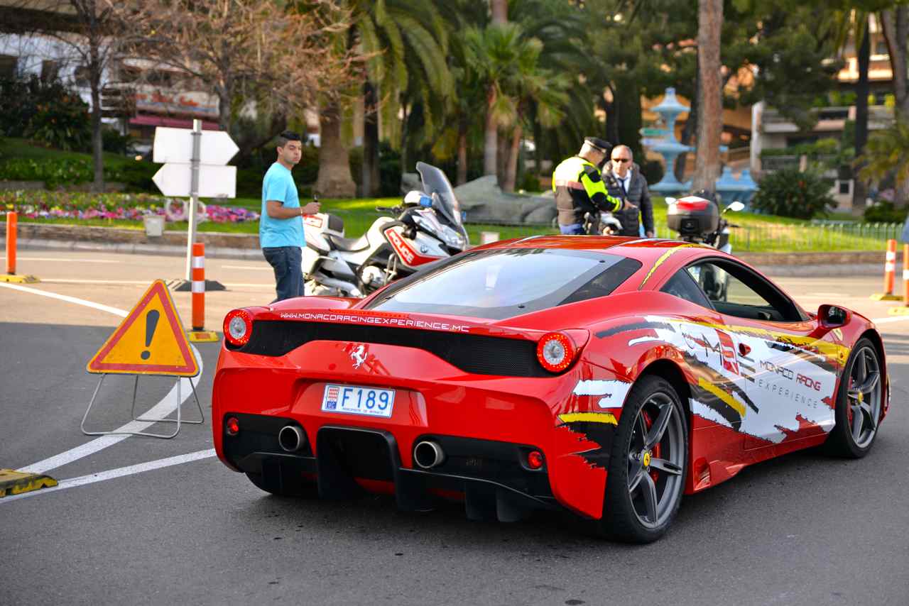 Ferrari 458 spéciale A. Vitesse 320 km/h. 0 à 100 km/h en 3 s