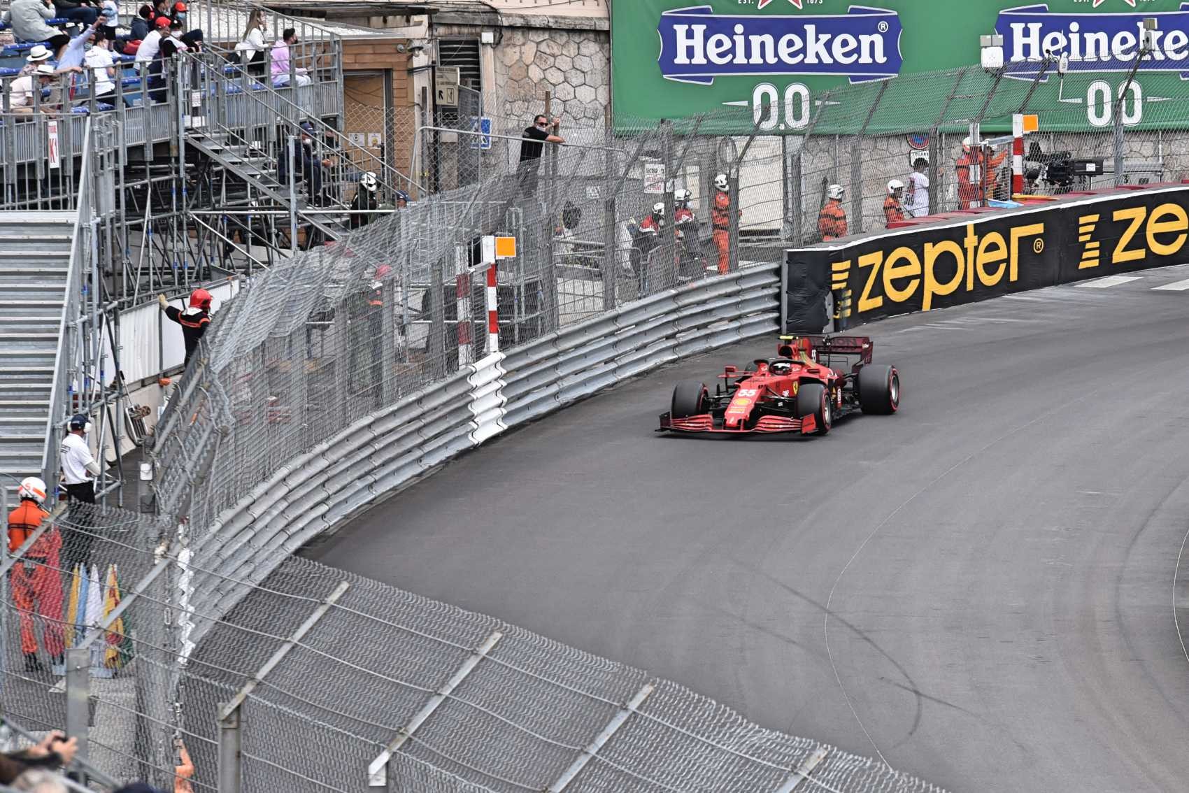 Classé 2ème, Ferrari n°55 pilote Carlos Sainz au virage du bureau de tabac