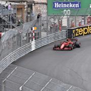 Classé 2ème, Ferrari n°55 pilote Carlos Sainz au virage du bureau de tabac