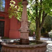 Fontaine devant l'église adelhauser