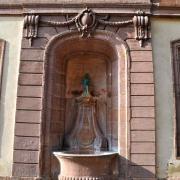 Fontaine du Mannenken Pis, au fronton: Veritas ex Fonte (La vérité de la fontaine)...