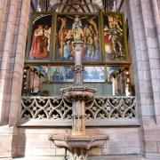 Fontaine et retable dans le déambulatoire