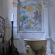 Fonts baptismaux décorés par une mosaïque de Marc Chagall qui...