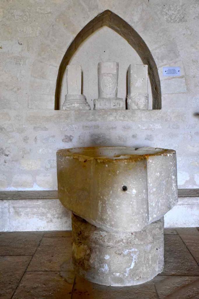 Fonts baptismaux et fûts de colonnes d'un ancien tombeau
