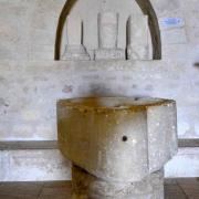 Fonts baptismaux et fûts de colonnes d'un ancien tombeau