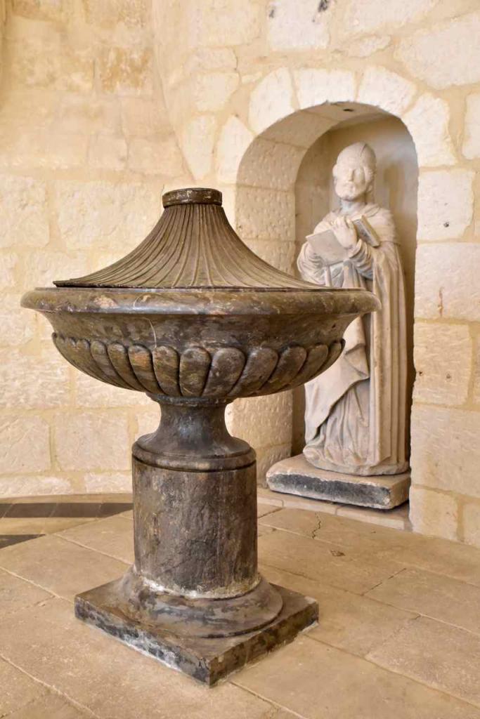 Fonts baptismaux et la statue de St Eutrope