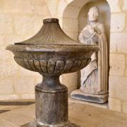Fonts baptismaux et la statue de St Eutrope