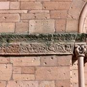 Frise romane, du côté gauche du portail