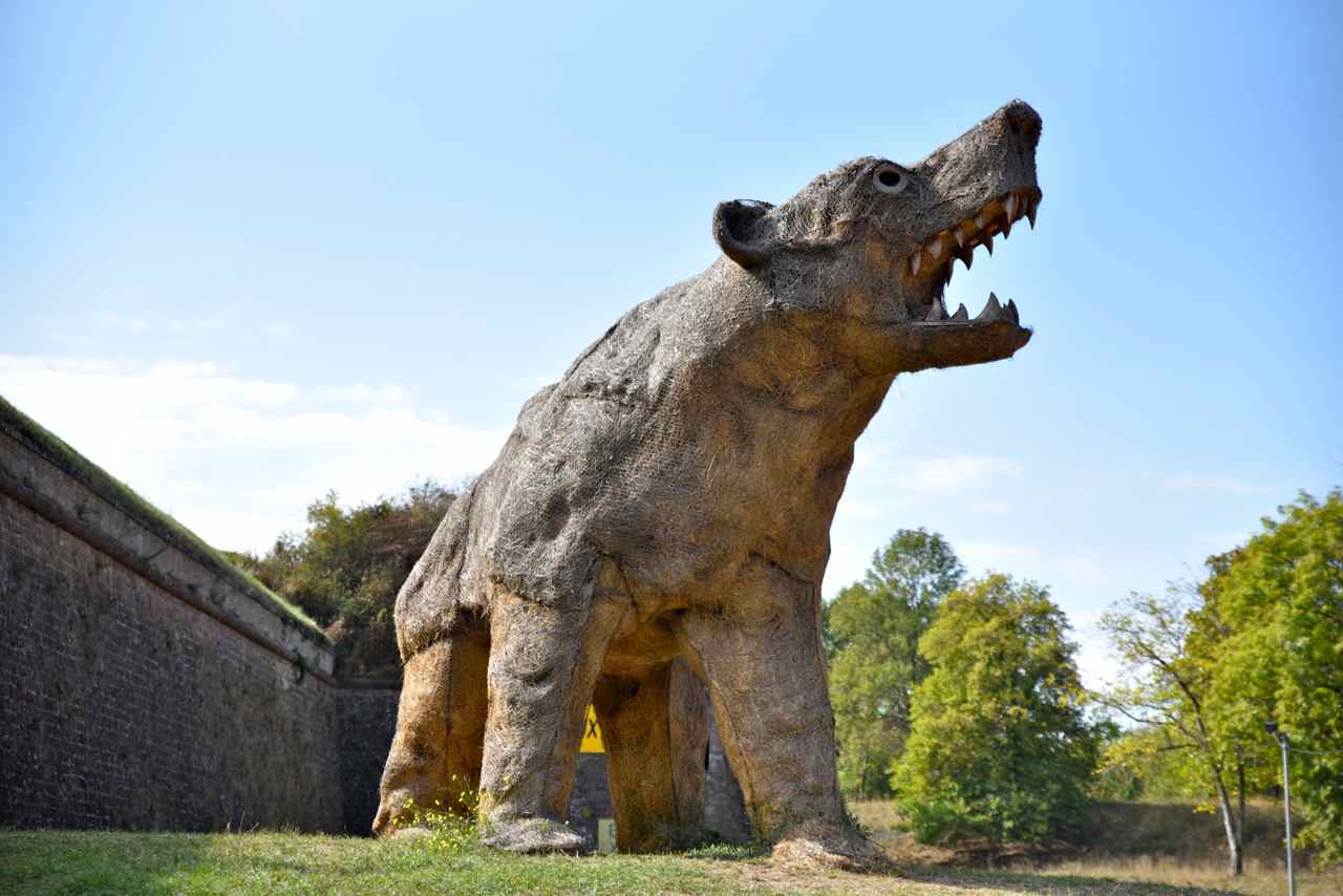 ... gardé par un ours impressionnant...