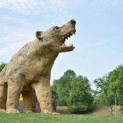 ... est gardé par un ours impressionnant...