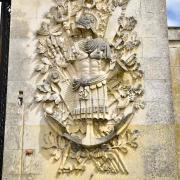 Gros plan d'un blason de la porte de l'Arsenal