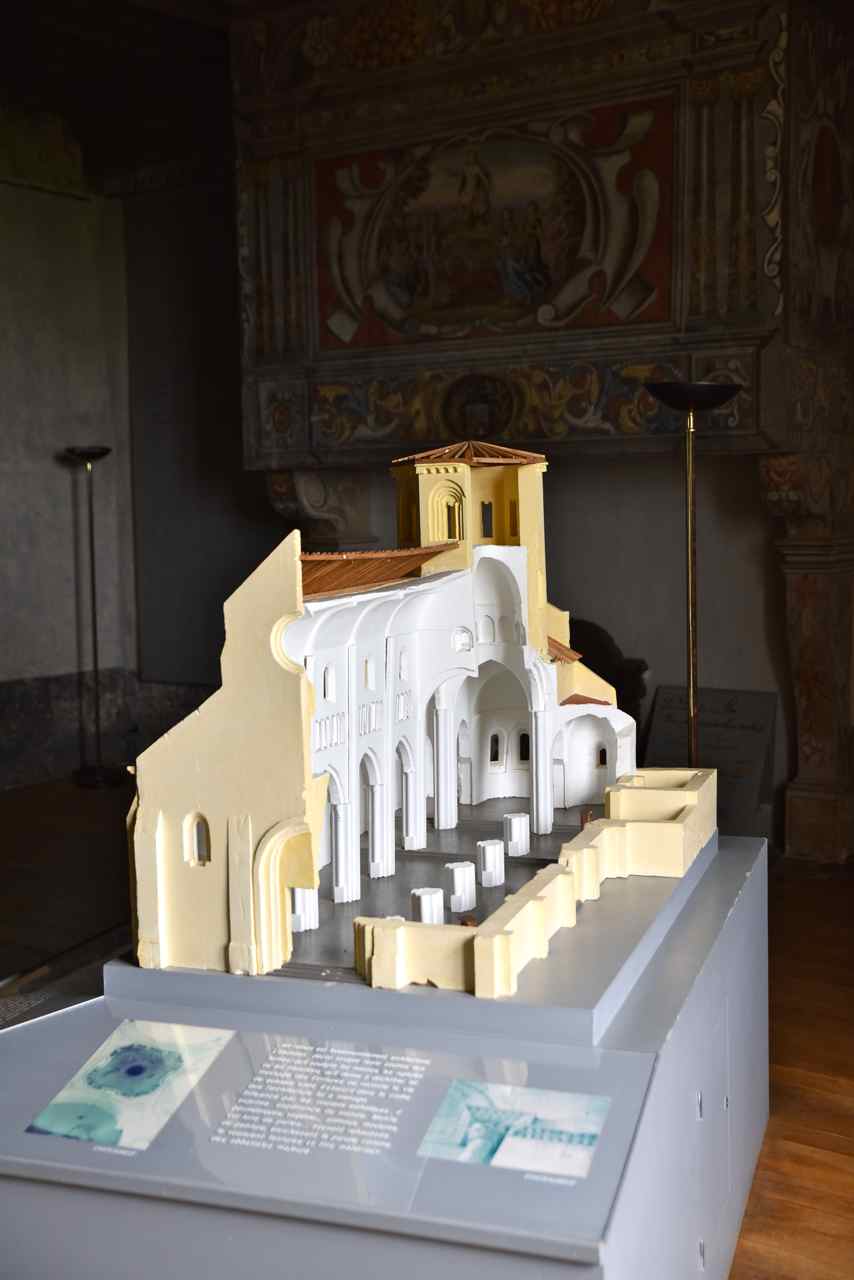 Gros plan de la maquette de l'église romane St Hilaire