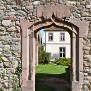 Gros plan de la porte gothique avec des traces de blasons martelés