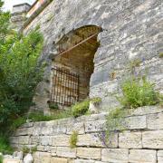 Gros plan de la poterne d'accès à la mer