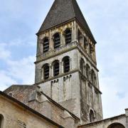 Gros plan du clocher du transept qui date du XII° siècle