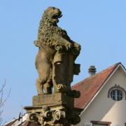 Gros plan du lion de la fontaine