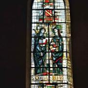 Gros plan du vitrail du transept sud : Saintes Odile et Richarde
