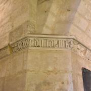 Gros plan sur les caractères gothiques d'un pilier