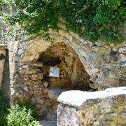 Grotte creusée dans les remparts par les prêtres déportés en 1795