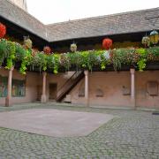 Hôtel de Ville, cour intérieure , au fond des stèles