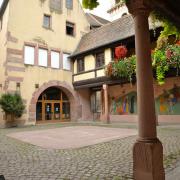 Hôtel de Ville, cour intérieure , fresques murales