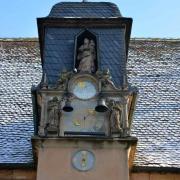 ...d'une horloge Jacquemart de 1607 et de deux angelots qui sonnent les heures