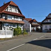 Il y a plusieurs puits à balancier dans le village