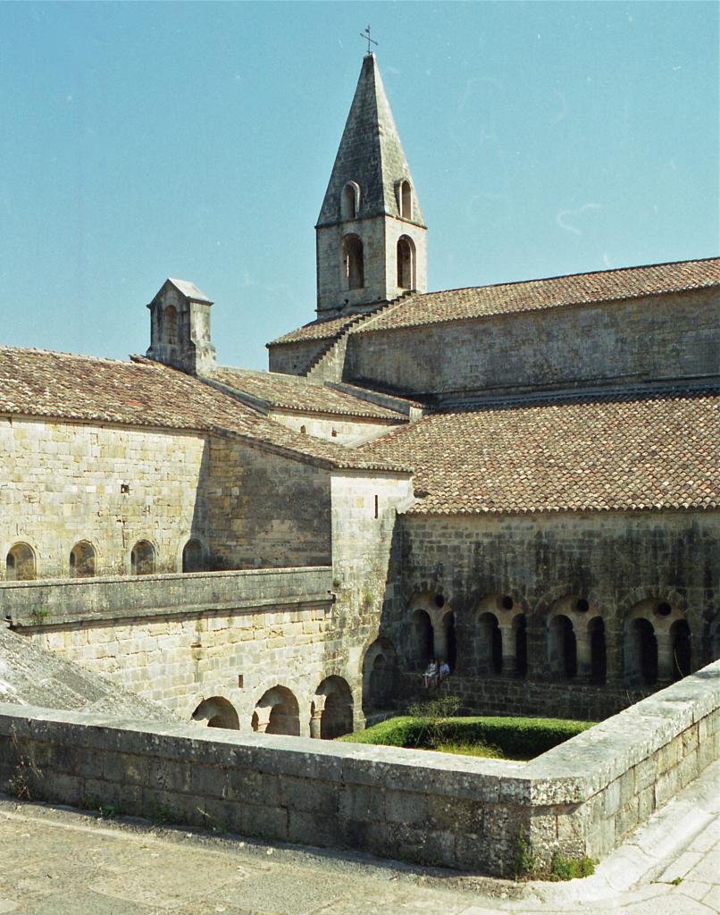 Vue sur le cloître et l'abbatiale.