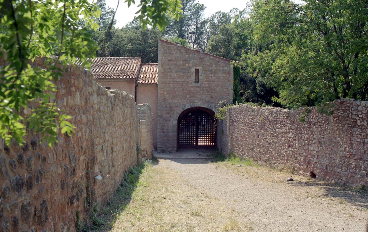 Poterne d'entrée de l'abbaye du Thoronet