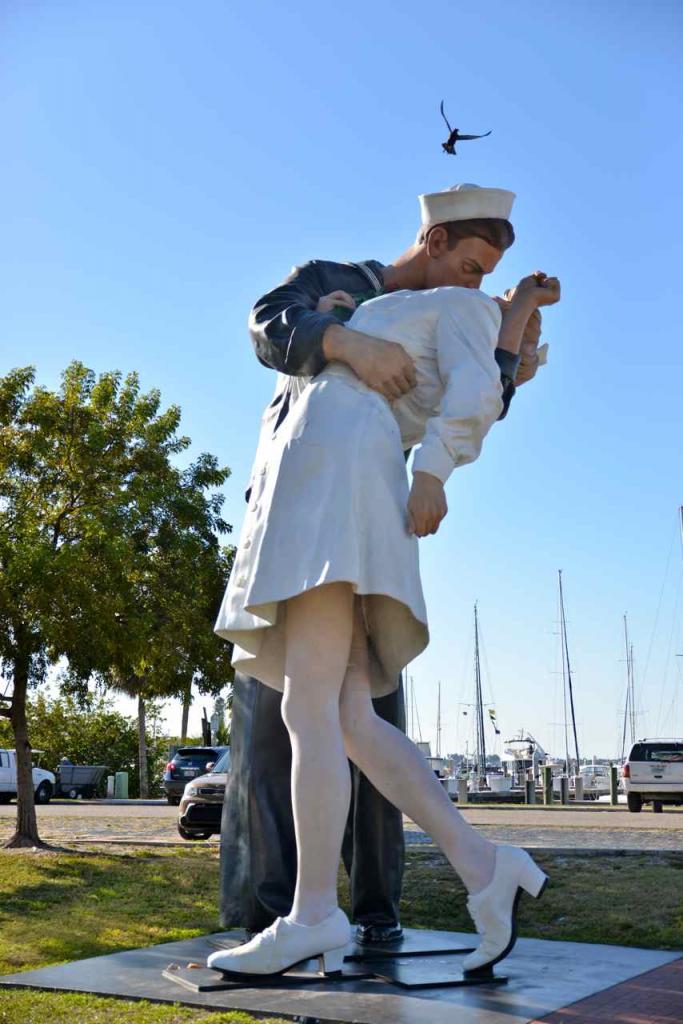 ...immortalisant : Le baiser le plus célèbre qui fête la capitulation du Japon