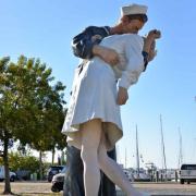 ...immortalisant : Le baiser le plus célèbre qui fête la capitulation du Japon