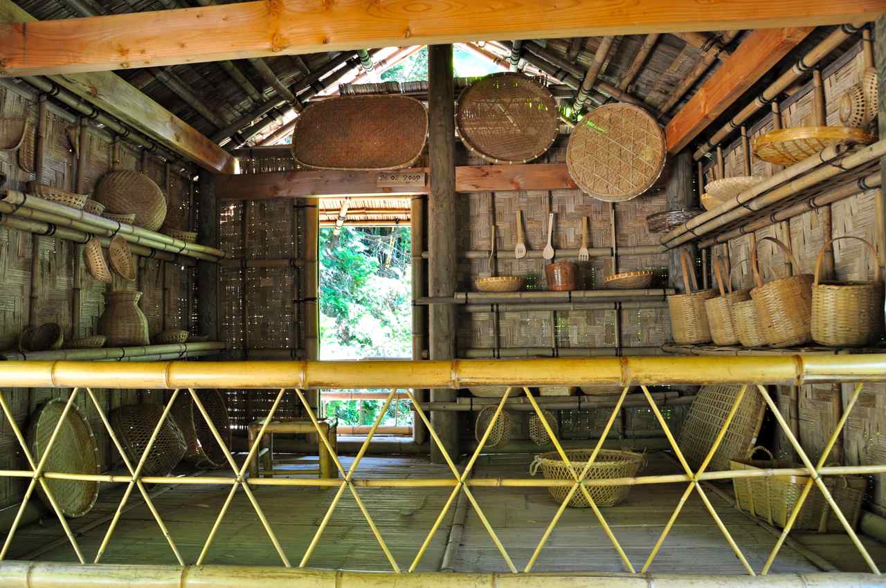 Intérieur d'une maison laotienne et des objets créés avec du bambou
