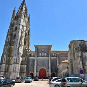 Jusqu'en 1803, la nef romane se trouvait à l'emplacement du parking