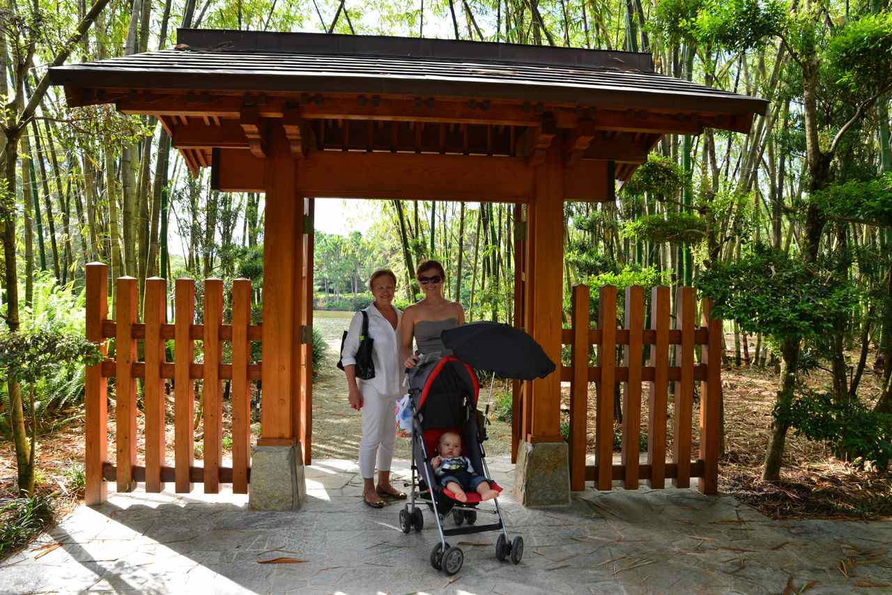 Kodai-mon ou ancienne porte construite en bois de cyprès du Japon