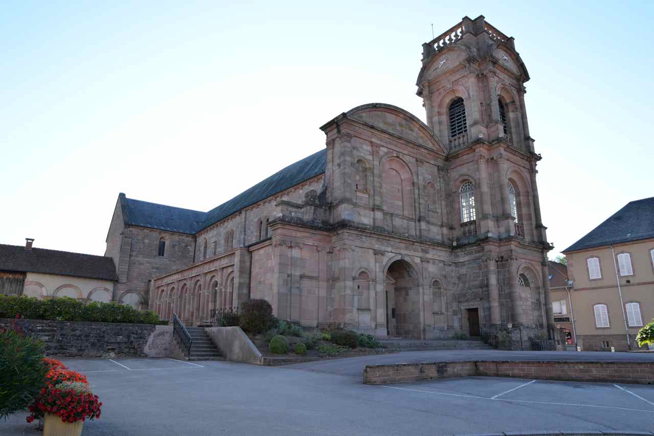 L'abbatiale Notre Dame, véritable joyau, date du XII°s
