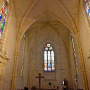 L'abside à chevet plat est éclairée par de beaux vitraux