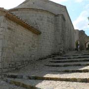 L'abside en cul de four de l'église, au fond le château des Pontevès