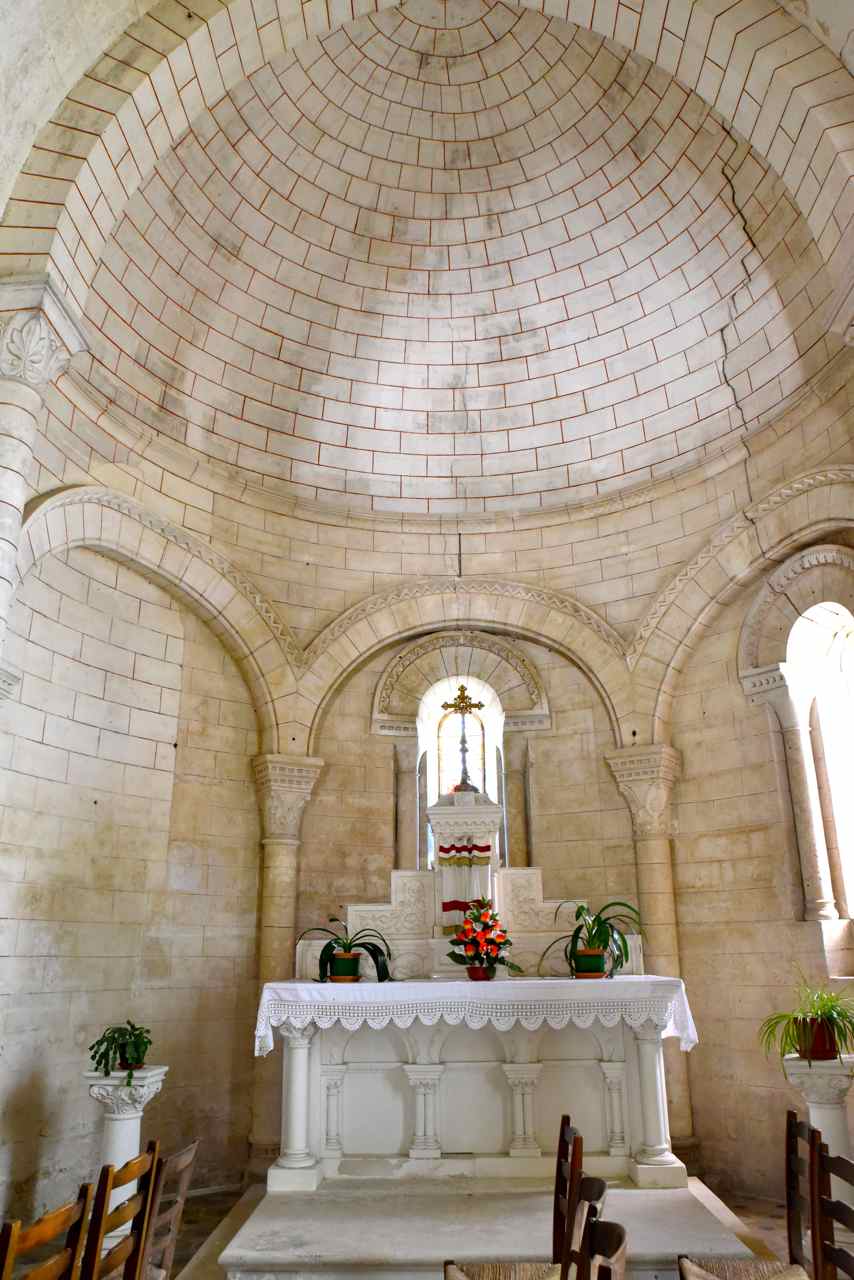 L'abside en cul de four et l'autel