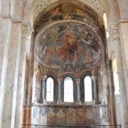 L'abside de la chapelle haute, en cul de four, et les fresques du XII° siècle