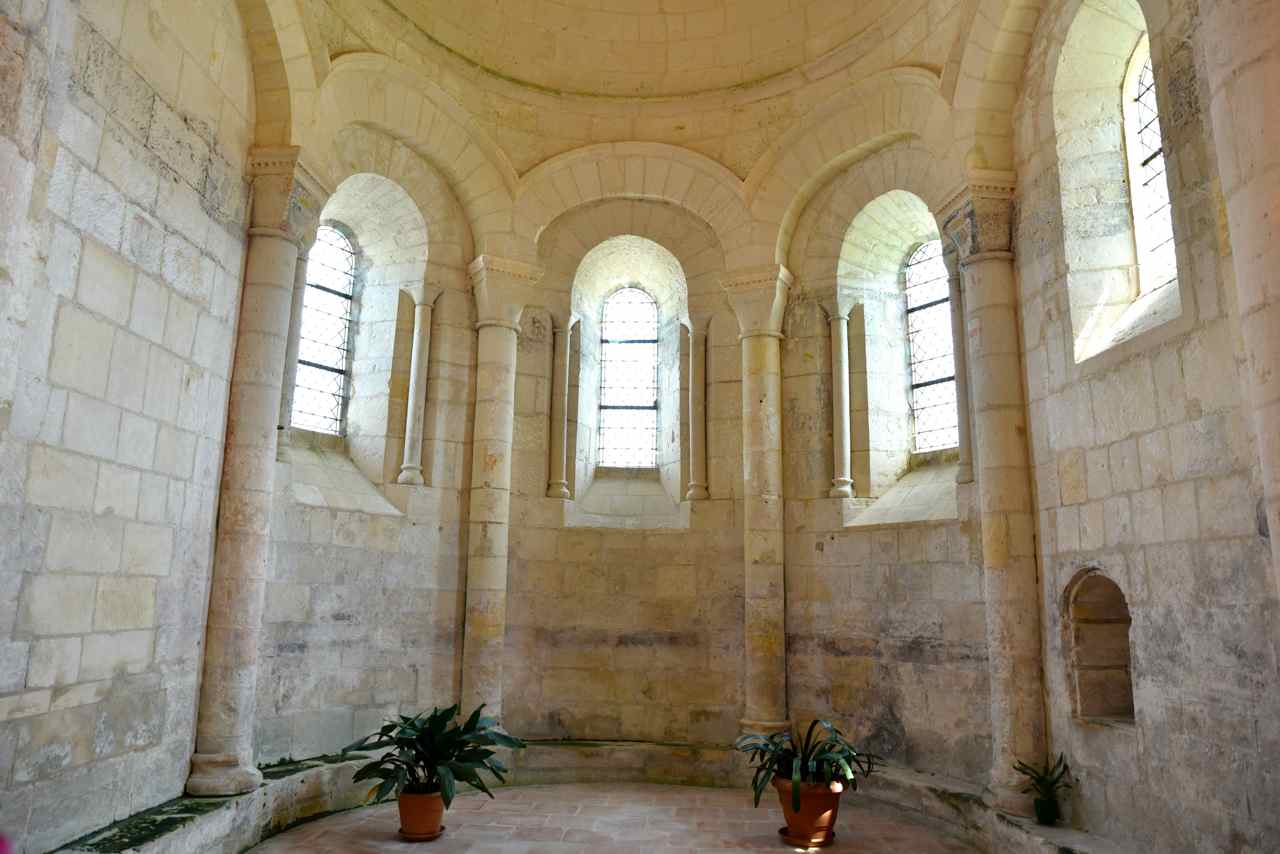 L'abside en hémicycle est éclairée par trois fenêtres en plein cintre