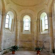 L'abside en hémicycle est éclairée par trois fenêtres en plein cintre