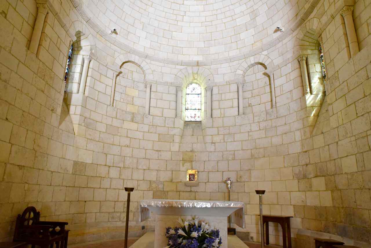 L'abside est illuminée par trois vitraux contemporains