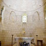 L'abside est illuminée par trois vitraux contemporains