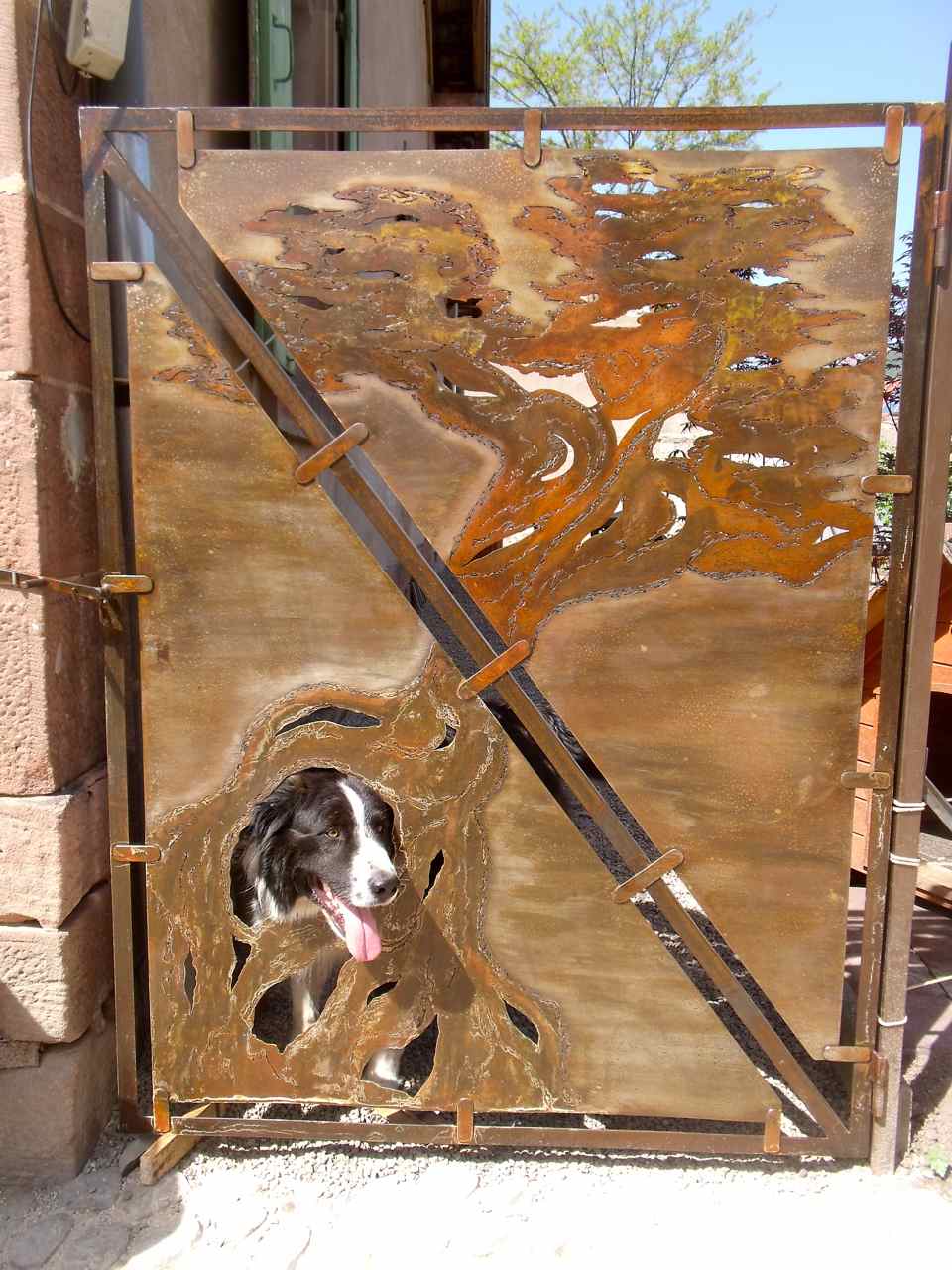L'accueil par le chien du ferronnier d'art jouxtant le musée