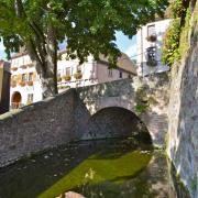 L'ancien lavoir du village jouxte l'église néo-romane