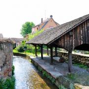 L'ancien lavoir sur le canal de dérivation de la Weiss